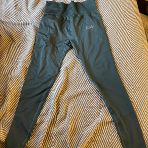 Träningsbyxor - Mörkgröna Träningstights ifrån ICIW storlek S använda ca 2 gånger.                                                                                                   Pris 300kr + frakt🤍