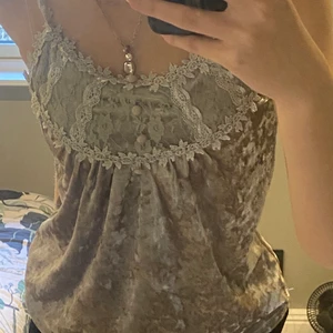 Linne - Fin linne med superskönt material, snyggt till lågmidjade jeans😫 köpare står för frakt skriv om ni vill ha fler bilder!!