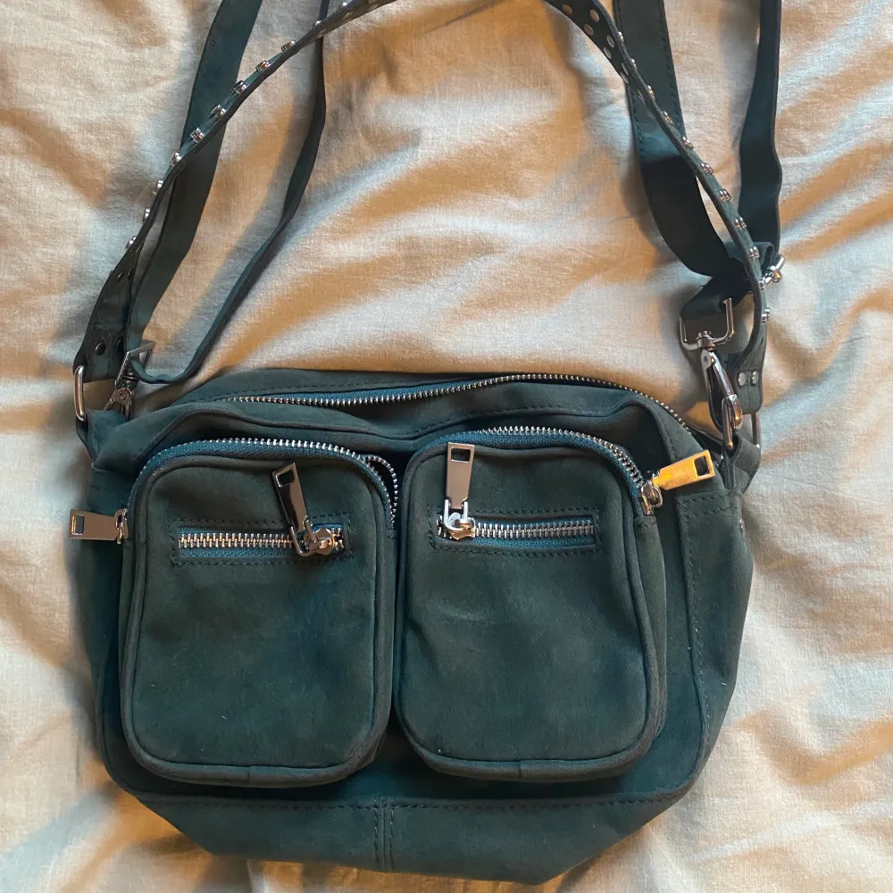 Säljer min Noella väska i denna snygga gröna färgen. Använd men i bra skick, inga slitningar eller så, däremot lite missfärgningar på vissa sömmar. Väskan är mycket rymlig me många fack. Säljs då den inte kommit till användning på senaste. Köpt för 700. . Väskor.