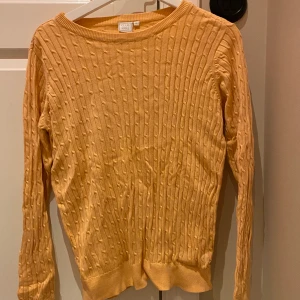 Aprikos långärmad tröja - En långärmad tröja i färgen aprikos från Ullared. Kan skickas om köpare står för frakt