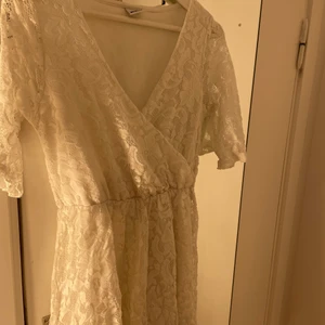 Vit sommarklänning  - Vit klänning från gina, använt kanske 2 gånger, nypris runt 500