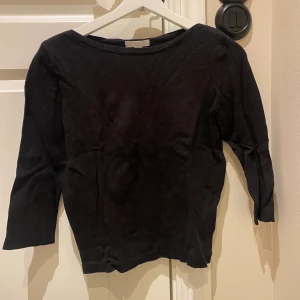 Svart långärmad - En svart långärmad tröja med trekvarts ärmar från Hm. Kan skickas om köpare står för frakt