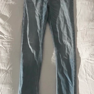 Nudie Jeans - Nyskick och bekväma byxor i regular fit✌🏾