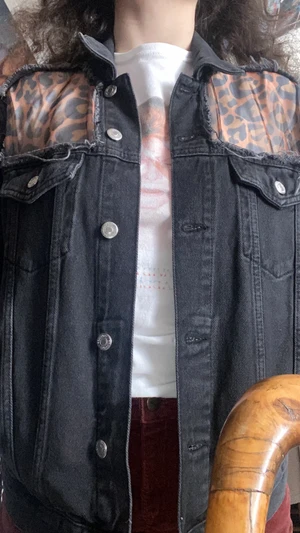 Jeansjacka från Topshop - Cool svart jeansjacka från topshop med leppard  mesh detaljer. Fint skick. Katt i hemmet.  Kan mötas upp i Uddevalla centrum om ej så står köparen för frakten. 