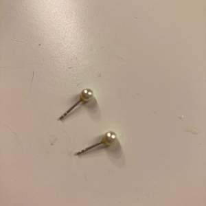 Ett par jätte små vita örhängen som är oanvända ❤️