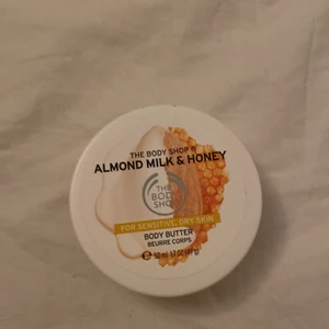 Body butter  - Jag säljer denna krämen från the body shop den är helt ny och oanvänd med smak av milk & honey hoppas du vill köpa 💗☀️