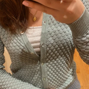 Kofta - Så himla söt kofta! Den är lite glittrig i tyget och stretchig. Står ingen storlek men skulle säga S/M.❤️