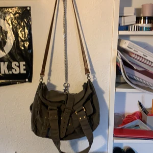 Grön  fairy väska - Lite slitna band och hålen som bandet sitter i kar jag gjort själv för att kunna ha ett längre band