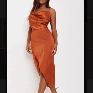 Orange klänning  - Svinsnygg klänning i perfekt organge/koppar färgen, speciellt när man är brun! 😍 Silkesliknande material. Aldrig använd då jag köpte flera storlekar av denna. Strl 38 (passar även 36). 