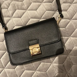 Väska  - Helt oanvänd väska men inte min stil☺️