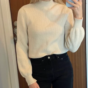 Stickad tröja från Zara - Stickad tröja från Zara med halvpolo. Ca 1 år gammal