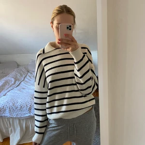 RANDIG STICKAD - Säljer en svarsamt använd randig stickad från Mango i storlek small! Oversized i armarna ❤️ Superfin och ej nopprig. Frakt kostar 62 kr 🥰