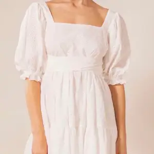 Säljer denna superfina klänning från by malina. Den är endast testad, prislapp sitter kvar. Säljer pga av att den inte riktigt passade mig. Ny pris 1250 kr.