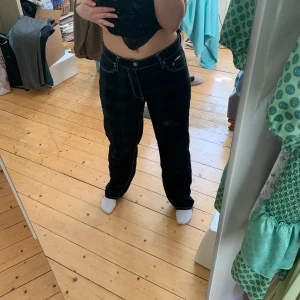 Eytys byxor - As coola eytys byxor med rutigt mönster som man kan se på tredje bilden💕 passar en m-l 