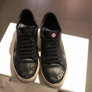 Arigato  - Säljer mina arigato skor som har blivit för små för mig. Jag köpte dom för 2000 och säljer dom för 400.                                                                      Skick:7/10