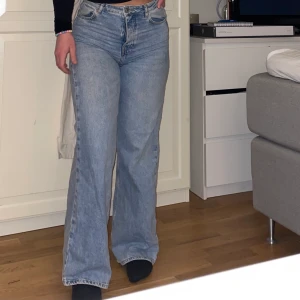 Jeans ifrån bikbok - Jeans ifrån bikbok i stl  w29 sitter jätte skönt men nu används ej för gillar mer smala nedtill