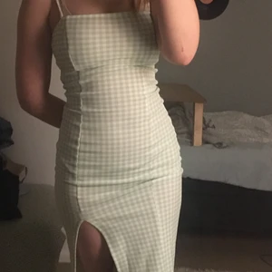 Klänning  - Säljer denna superfina klänning från hm. Endast använd en gång så den är i superbra skick. Den är figursydd och har en slits på ena benet. Storlek xxs. Supergullig nu till sommaren. Säljer pga att den är för liten för mig. 50kr +frakt💗💗