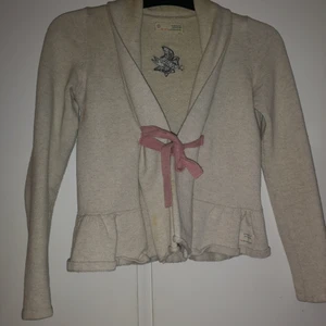 Oddmolly kofta  - Säljer min oddmolly kofta, då jag inte kommer i den längre. Den är knappt använd, stl 0 och jag tror det motsvarar XS eller S jag har hund i mitt hem och rökfritt hem. Köpt för 600 kr