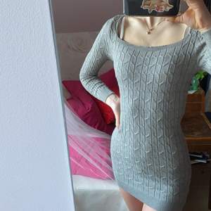 Suuuperfin stickad klänning, lite kort på mig som är 177cm!🥲