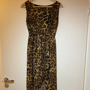 Oanvänd Leo långklänning  - Oanvänd leopard-långklänning. Det står storlek M på den men skulle säga att den är mer som en S, passar mer troligt någon som har xs-s.  Den är kortare framtill och längre baktill. Jättefin men svår att fota :) 