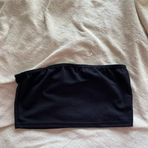 Topp - Svart topp från  bohoo, knappt använd. Strl xs/s. 