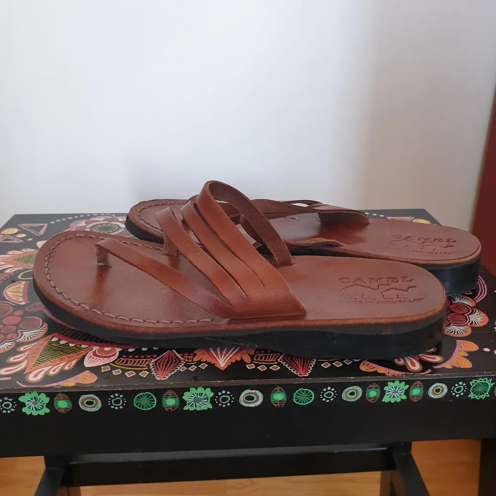 Camel-sandaler i skinn, i mycket gott skick. Knappt använda! Kan mötas i centrala Göteborg eller skicka :). Skor.
