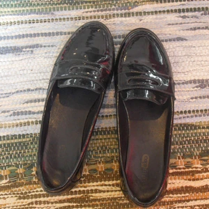 Skor - Säljer dessa fina skor i lack material. Fint skick!