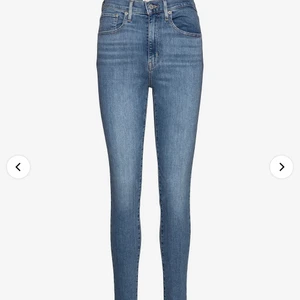 Mile high Levisjeans - Säljer nu mina extremt högmidjade levis Jens som endast är använda några få gånger! Bilder är lånade men kan självklart skicka för fler! Inga skador och nästan helt oanvända!🪷 Bilderna är i olika fårg men första bilden är den som stämmer, andra är endast för att se passform!