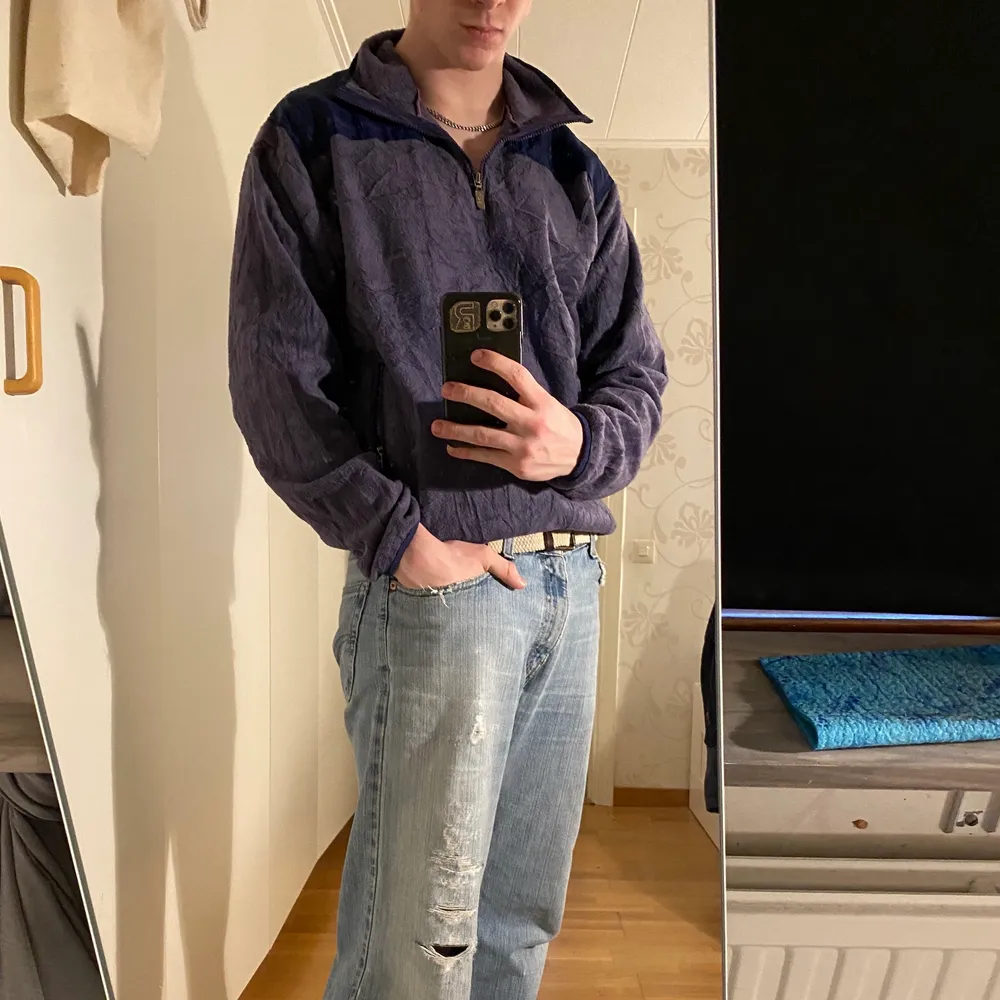 Vintage Fleece Zipper.                                                                     Size tag L                                                                                Fits like M                                                                               Skick 10/10                                                                       Modellen är 185cm lång. Mer finns på sidan, skriv vid ytterligare frågor eller funderingar♻️🔌 Priser går alltid att diskuteras!. Tröjor & Koftor.