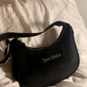 Svart juicy couture axelväska i velour💓 - Söt juicy axelväska i svart velour, axelbandet går att förlänga och korta. Rymlig men liten, 28 cm på längden och cirka 15 på höjden. Köpt på Urbanoutfitters men finns inte kvar tyvärr💓 Det står Juicy Couture på framsidan och den har det gulliga J:et som dragkedja 💋  Väskan är i fint skick, har inga hål eller fläckar. Skriv privat för frågor eller fler bilder❤️ (Köp direkt för 400! Kan sänka priset vid snabb affär) Nypris var cirka 600kr om jag inte minns fel😅