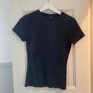 T-shirt  - Super snygg T-shirt med en bygel runt brösten används inte då den är för stor 💞💞
