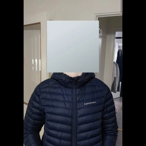 PEAK PERFORMANCE JACKA  - Hej, syrran ville ha hjälp att sälja sin jacka. Det är en Peak Performance jacka, Dam Storlek  S/170: 800kr Inköpt på Stadium för 2799 kr. Skick:9/10  Priset kan diskuteras vid snabb affär