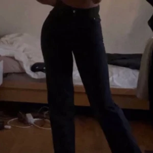 Gråa jeans - Super snygga jeans i en rak modell från zara, sälja då dem inte passar längre🥰