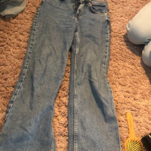 Jeans - Blåa jeans från PULL&BEAR, kom privat för mer info❤️