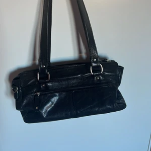 Svart väska - Säljer min svarta väska i läder, minns inte riktigt vart den är köpt.