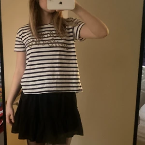 Randig t-shirt - En gullig randig t-shirt med text från monki🥰                                En M men mer som en S