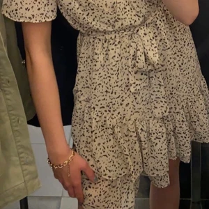 Klänning från Chelsea - Helt ny klänning från Chelsea, nypris 500kr💞