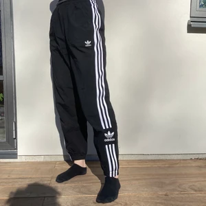 Adidasbyxor - Assnygga Adidasbyxor med pösig fit. Önskar kunde ha kvar dem men sitter lite för tight i midjan. Snörning i midjan och fickor. Storlek 36. Frakt ingår i priset 💜