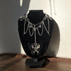 Handgjort halsband  - Black butterfly necklace. Superfint silvrigt halsband men en underbar svart fjäril. Justerbart såklart:)