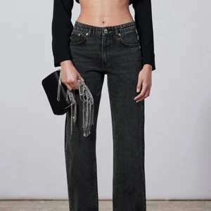 Jeans - Säljer mina snygga, gråa mid waist straight jeans från zara🤍🤍så fina nu till våren!