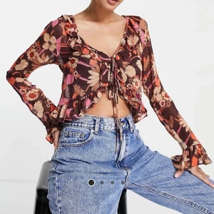 ASOS blus 🤎 90kr+frakt  - Super söt blus från ASOS, bilderna är lånade från hemsidan och den är helt ny. Har inte kommit till andvändnibg då den satt lite stort på mig!🤍