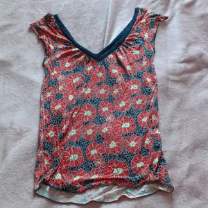 Tröja  - En v ringad tröja i strl M. Den är mörkblå och röd köpte den för ungefär 3 år sedan å har bara blivit hängande 