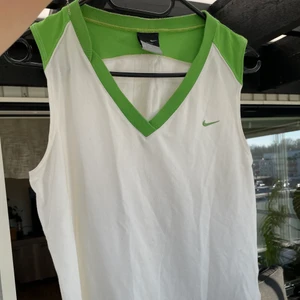 Nike linne - Snyggt Nike linne! I storlek S. Använt mycket men den är i bra skick!  