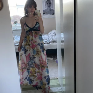 Långklänning från Gina tricot - Säljer denna fina, somriga långklänning. Verkligen så vacker men kom aldrig till användning. Passar perfekt till en fin picknick eller grillkväll ifall man inte vill bli myggbiten! Den är för lång för mig och jag är 164💕