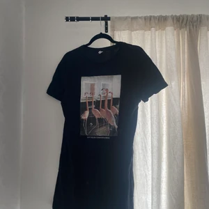 Lång t-shirt som passar som klänning - T-shirt som är lång, strech, snygg, bra kvalle. Passar nog som oversized på XS