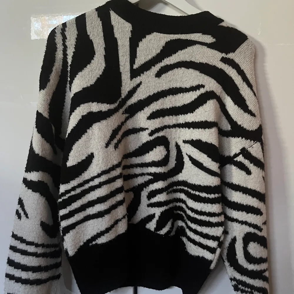 Säljer min stickade zebra tröja då den inte kommer till användning längre. . Stickat.