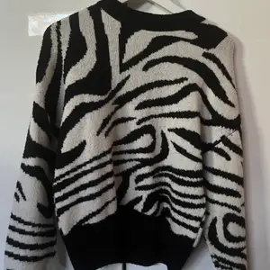 Säljer min stickade zebra tröja då den inte kommer till användning längre. 