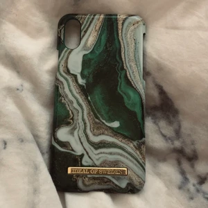 Fint Ideal of Sweden skal! 🌟 - Säljer mina superfina Ideal of Sweden skal då jag har bytt mobil! 🤍  Passar IPhone XS / X   Kostar 399kr som nytt, säljer för 80kr.  En liten skada som visas på bilden, inget som märks överhuvudtaget när det sitter på.   Egna bilder kan självklart fås. 🤍