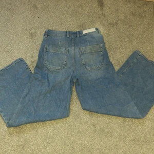 Jeans💙 - Säljer dessa superfina jeans från Hm som är slutsålda, säljer för de ej kommer till användning. Nypriset var 400kr💕priset kan diskuteras, hör gärna av dig vid intresse💕⚡️