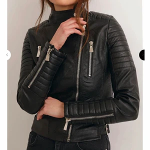 Skinnjacka- dam - Nu säljer jag min skinnjacka, pga jag har gått upp i vikt så kan jag inte använda denna varan:(  därför väljer jag att sälja den för ett bra pris: 150kr och köpt för 699kr. Priset går att disskuteras. 